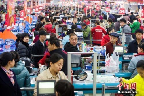 资料图：民众购买生活用品。张云 摄