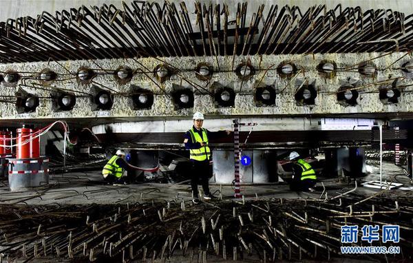 10月24日凌晨，工程技术人员在郑万高铁跨徐兰高铁转体施工现场作业。 2