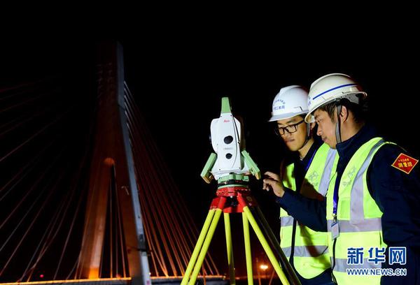 10月24日凌晨，工程技术人员在郑万高铁跨徐兰高铁转体施工现场作业。