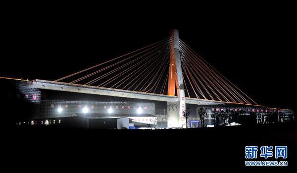 这是10月24日拍摄的郑万高铁跨徐兰高铁转体施工现场。