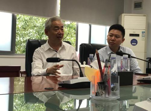 △《时政新闻眼》当天中午在前海管理局会议室见到老郑时，他还是一脸兴奋。坐在他右边的，是同时见到了总书记的香港创业者陈升。（央视记者拍摄）