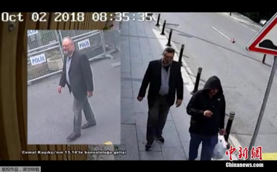 CNN独家发布的视频显示，一名男子(右)穿着卡舒吉衣服，假扮成卡舒吉。