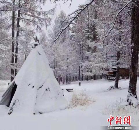 图为雪中撮罗子?！≌喷?摄