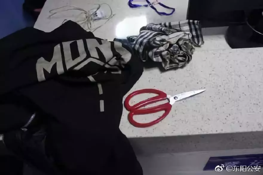 女演员横店拍戏被群众演员抢劫 结果太戏剧