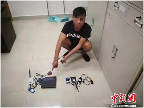 犯罪嫌疑人洗某达指认考试作弊工具 警方供图 犯罪嫌疑人洗某达指认考试作弊工具 警方供图