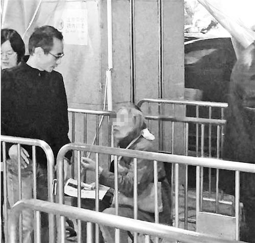 79岁老人脖子上挂个二维码天天在东站乞讨。