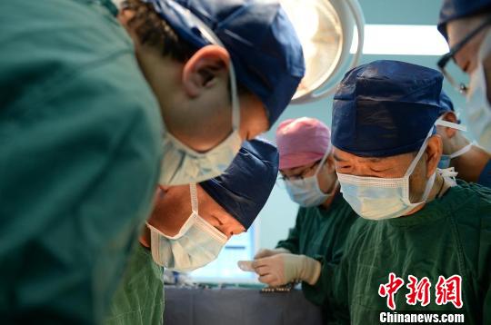 图为陈孝平与山西大医院医生实施手术。　胡静 摄