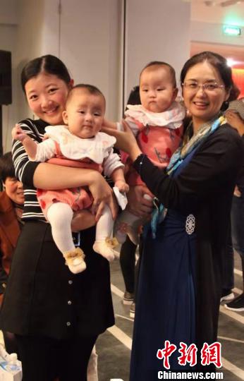 “一妇婴”胎儿医学科邀请了20多个家庭、40多个宝宝回到科室，共同为科室庆生?！≤缝?摄