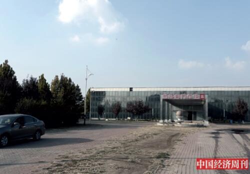 p32-1 “中华自行车王国”产业园区已人去楼空，周边长满了杂草?！吨泄弥芸芳钦?银昕 I 摄