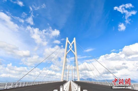 资料图:港珠澳大桥青州航道桥。 <a target='_blank' href='http://www.chinanews.com/'>中新社</a>记者 陈骥旻 摄 点击进入下一页
