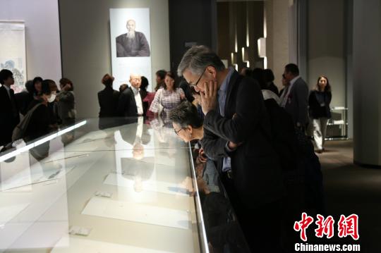 内览会上民众欣赏齐白石作品?！÷郎偻?摄