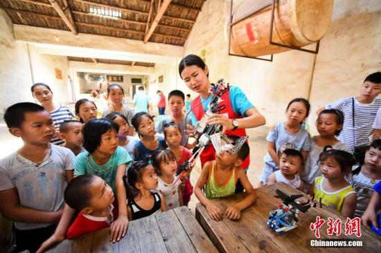 孩子们开心地观看机器人表演。 周亮 摄 点击进入下一页