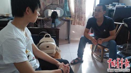 金秋华与网瘾少年谈心。中国青年报·中青在线记者　章正 摄