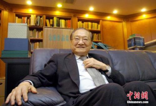 资料图：金庸接受中新社记者专访。中新社记者 洪少葵 摄