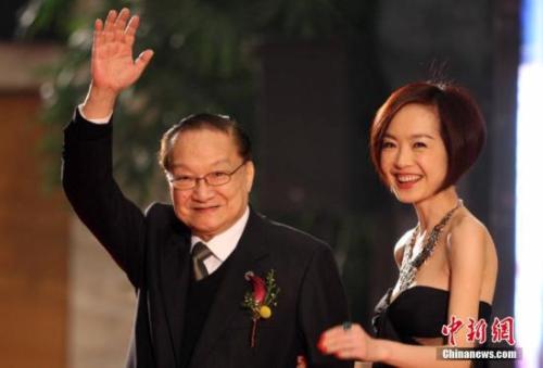 资料图：2009年，金庸荣获“影响世界华人终身成就奖”。中新社记者 张宇 摄