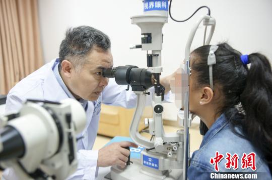 医生在成都给克石圆月做检查?！⊥跖?摄