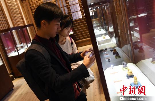 展出的寿山石印钮雕刻精品吸睛。　记者刘可耕 摄