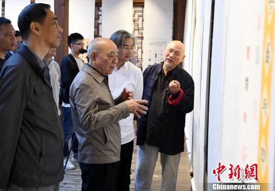 “金石秋韵”福建省首届篆刻艺术展暨寿山石印钮雕刻邀请展，吸引观众观展?！〖钦吡蹩筛?摄