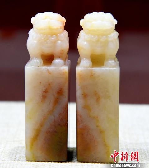 展出的寿山石印钮雕刻精品巜鼎狮钮对章》。　记者刘可耕 摄