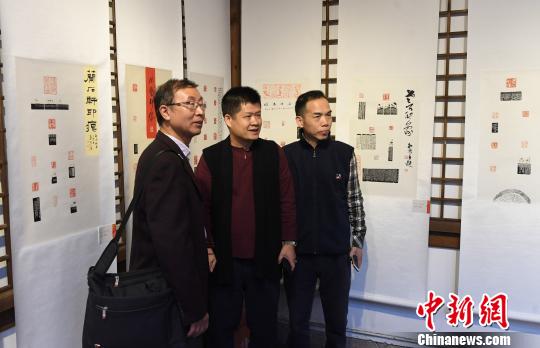 “金石秋韵”福建省首届篆刻艺术展暨寿山石印钮雕刻邀请展，吸引观众眼球?！〖钦吡蹩筛?摄