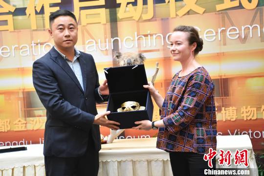 金沙遗址博物馆回赠金沙最具代表性的藏品--商周大金面具为原型制作的3D打印黄金面具?！≌爬?摄