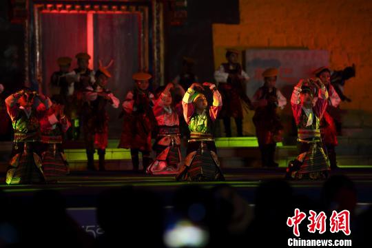 图为吉隆县首届边贸文化旅游节开幕式上独具藏民族特色的演出。　何蓬磊 摄