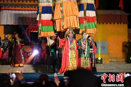 图为吉隆县首届边贸文化旅游节开幕式上独具藏民族特色的演出?！『闻罾?摄