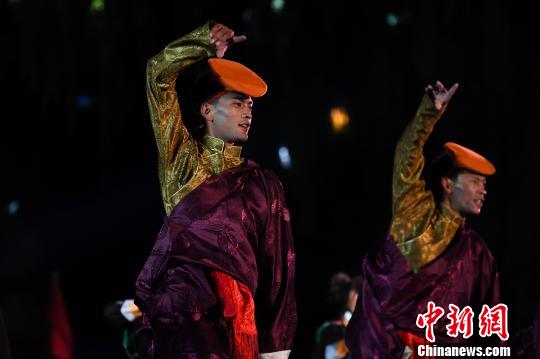 图为吉隆县首届边贸文化旅游节开幕式上独具藏民族特色的演出?！『闻罾?摄