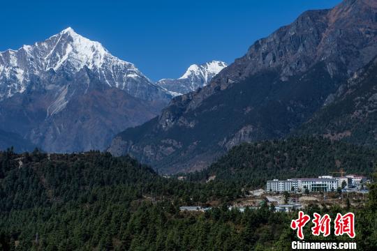 图为中尼边境特色小镇吉隆镇一隅。　何蓬磊 摄