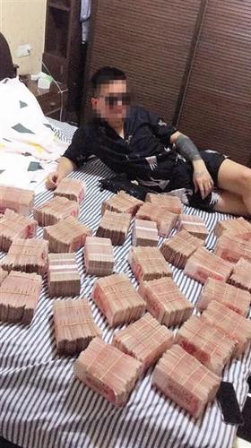 picture 这家人帮诈骗团伙取数千万赃款 铺满床拍视频炫富