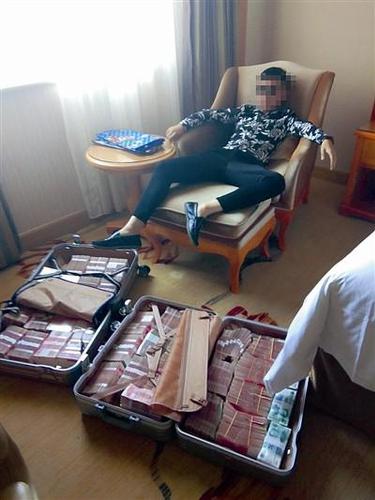 picture 这家人帮诈骗团伙取数千万赃款 铺满床拍视频炫富