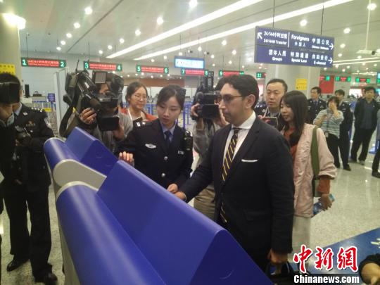 上?？诎墩狡粲?44小时过境免签电子申请系统