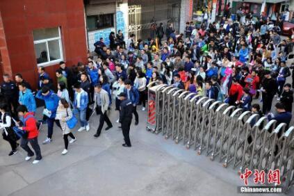 资料图：参加公务员考试的考生走进考点。 韦亮 摄