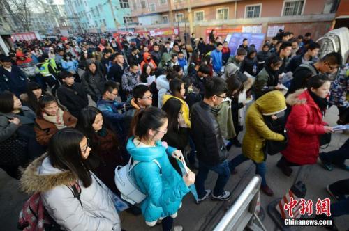 资料图：参加国家公务员考试的考生们陆续进入考场。<a target='_blank' href='http://www.chinanews.com/'>中新社</a>记者 韦亮 摄