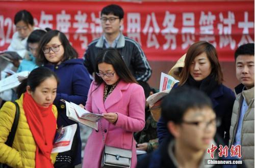 资料图：考试前争分夺秒复习的考生们。<a target='_blank' href='http://www.chinanews.com/'>中新社</a>记者 韦亮 摄