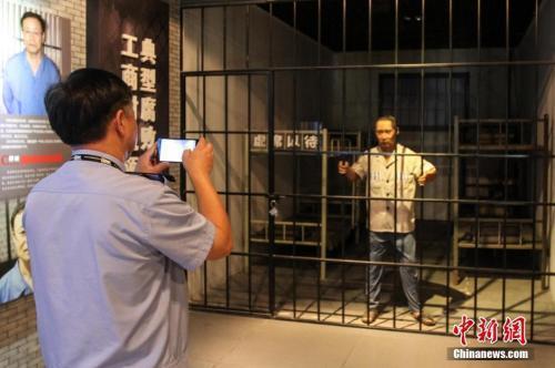 资料图：2015年10月21日上午，海南省公安厅组织党员干部前往海南省反腐倡廉警示教育基地参观受教。洪坚鹏 摄