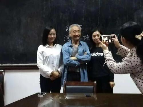 戴建业与学生合影 曹梦婷 王嘉仪 图 点击进入下一页