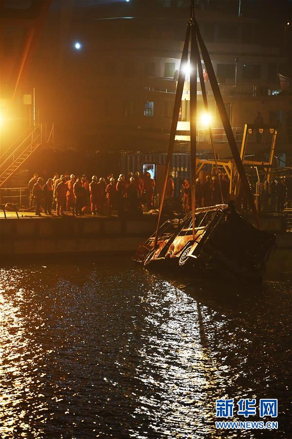 这是10月31日拍摄的重庆万州坠江公交车打捞现场。2