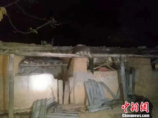 震中受伤的民房?！≈有?摄