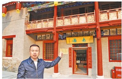 杨旭亮在其认领的凹里村关帝庙内。