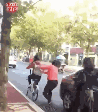 学生骑自行车与电动车相撞遭踹翻 女子:我就打她