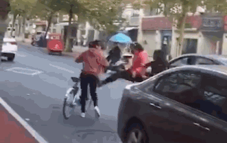 学生骑自行车与电动车相撞遭踹翻 女子:我就打她