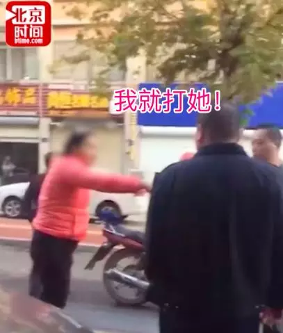 学生骑自行车与电动车相撞遭踹翻 女子:我就打她