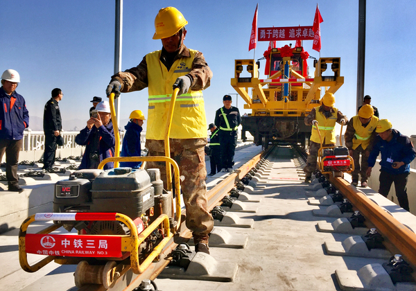 京张高铁开始全面铺轨 京张高铁开始全面铺轨