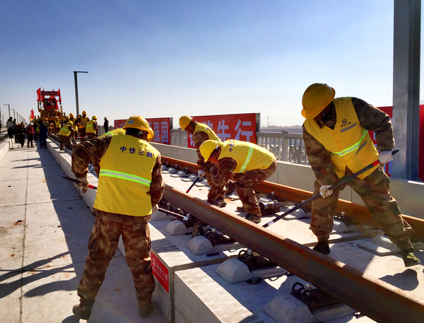 铁路工人在紧张施工中 铁路工人在紧张施工中