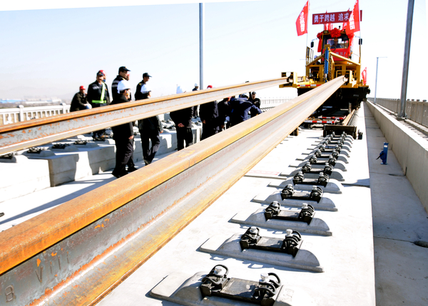 机器开始铺轨 机器开始铺轨