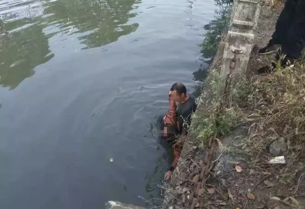 男子一个举动使300万拆迁款打水漂 妻子气得跳河