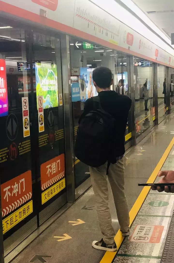 姑娘亲手抓住偷拍男:坏人一定得抓 女生要勇敢点