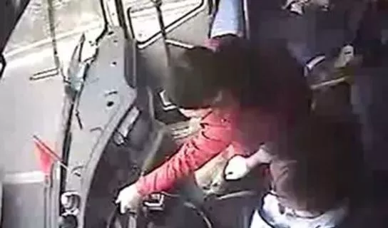 男子错过站点强抢方向盘 被另一乘客一脚踹飞
