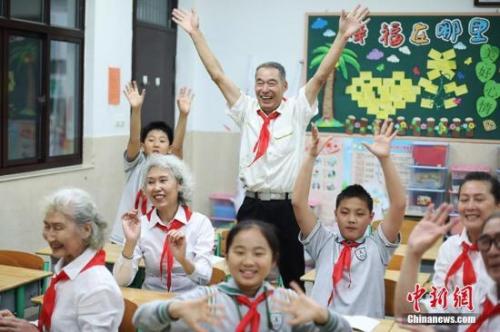 资料图：老人们在教室内和孩子们玩的不亦乐乎。泱波 摄